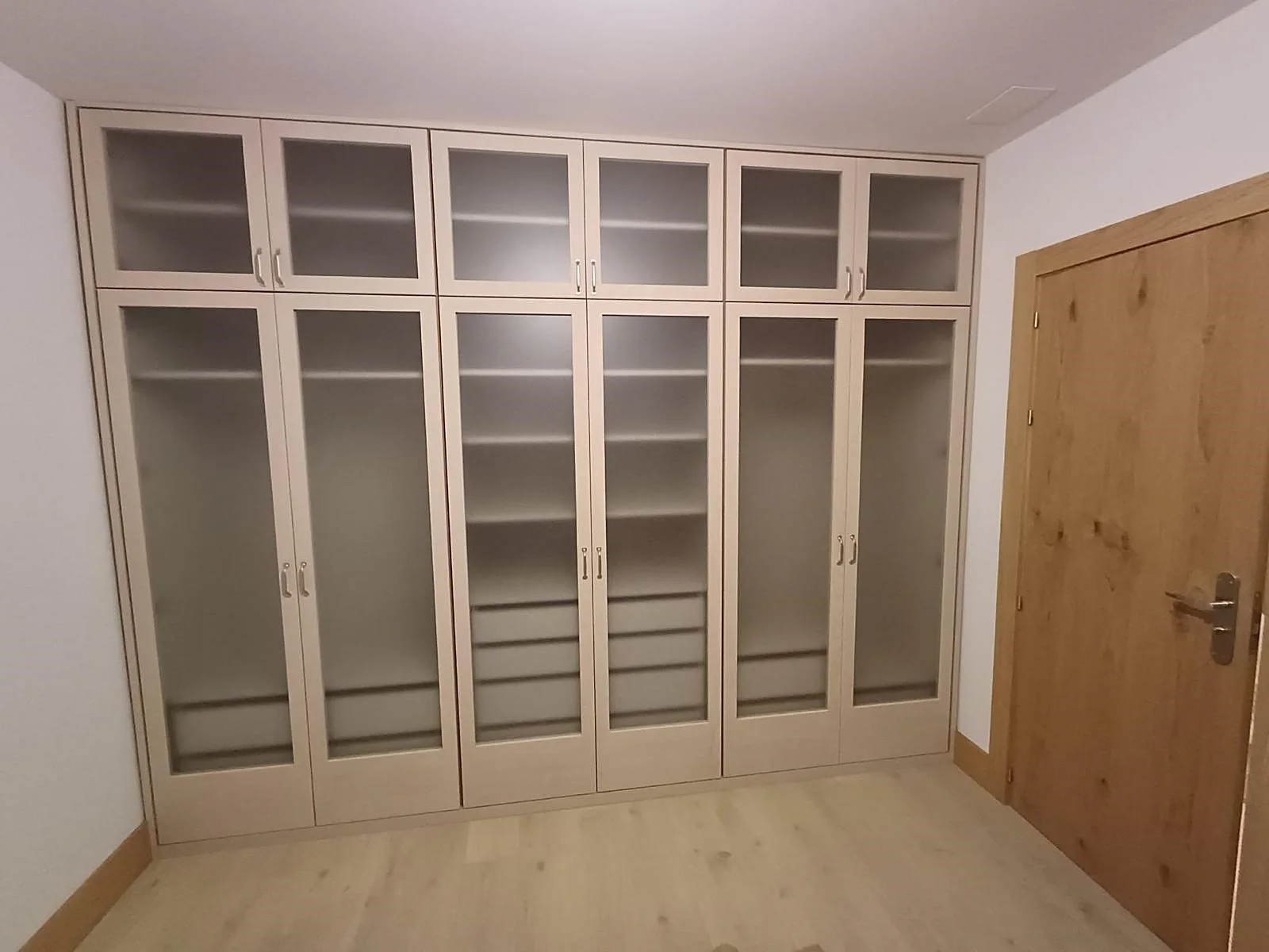 Armario empotrado a medida con puertas de cristal