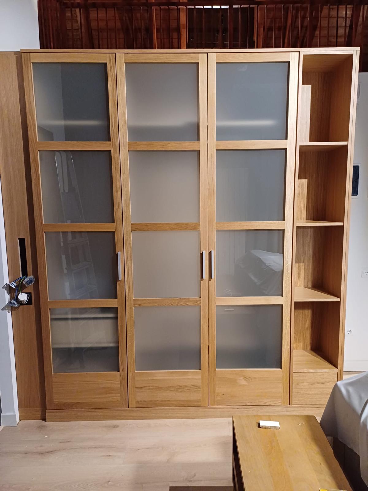 Armario de roble con puertas de cristal y estantería a medida