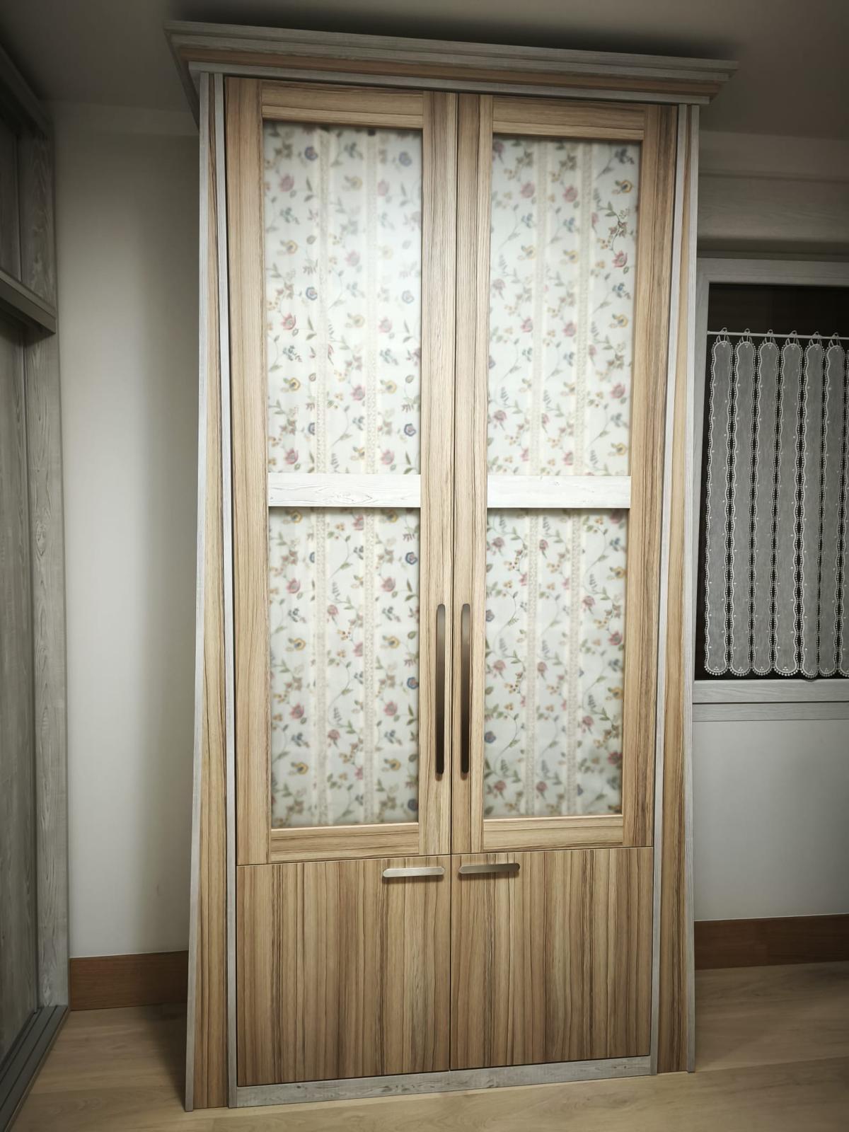Armario a medida con puertas de cristal y frente de tela floral