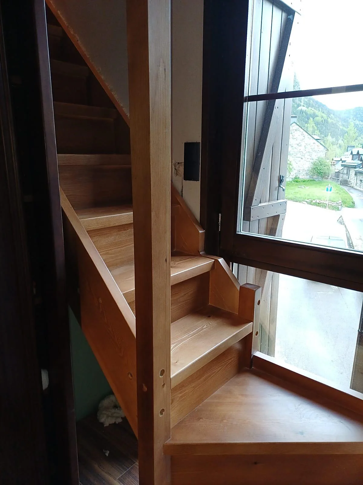 Detalle de una escalera de madera, ensamble y acabado