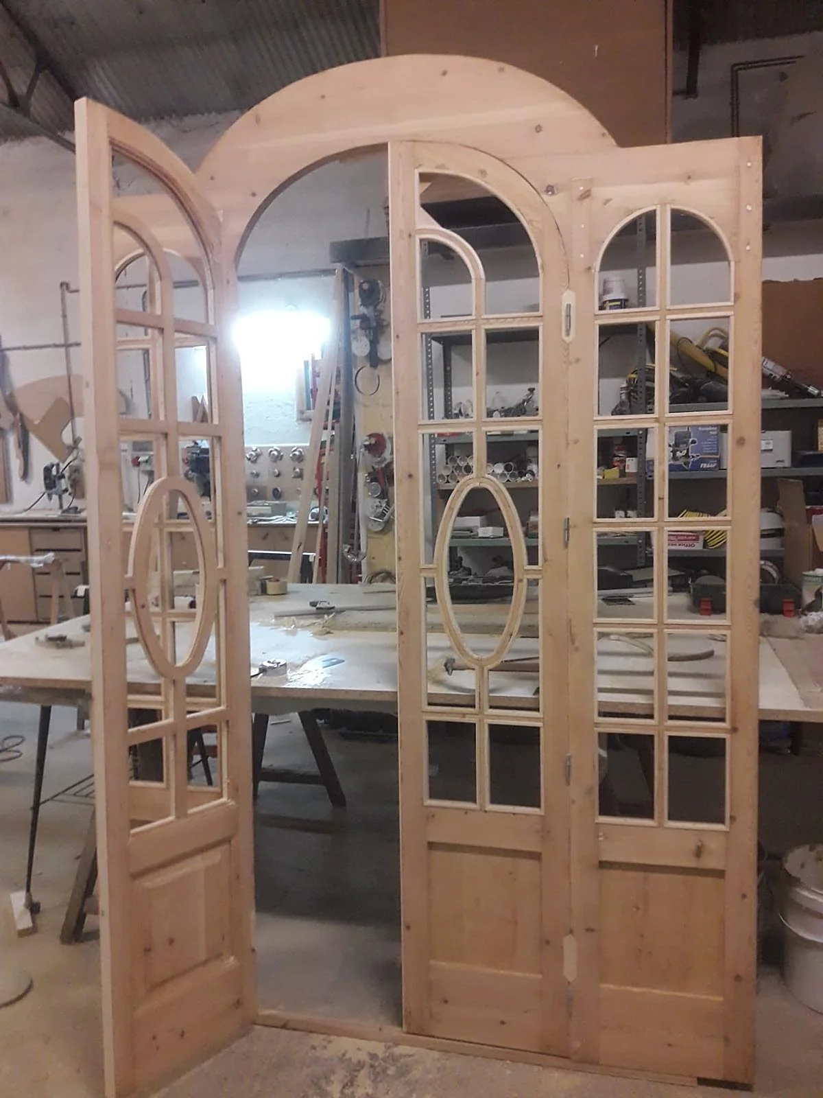 Conjunto de puertas de arco de madera terminadas en el taller