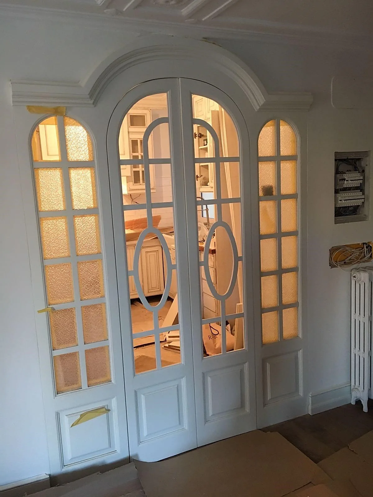 Las mismas puertas de arco lacadas en blanco, ya instaladas