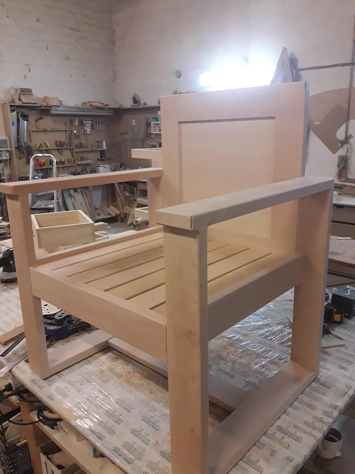 Mueble de madera maciza en proceso de montaje, trabajo manual en el taller