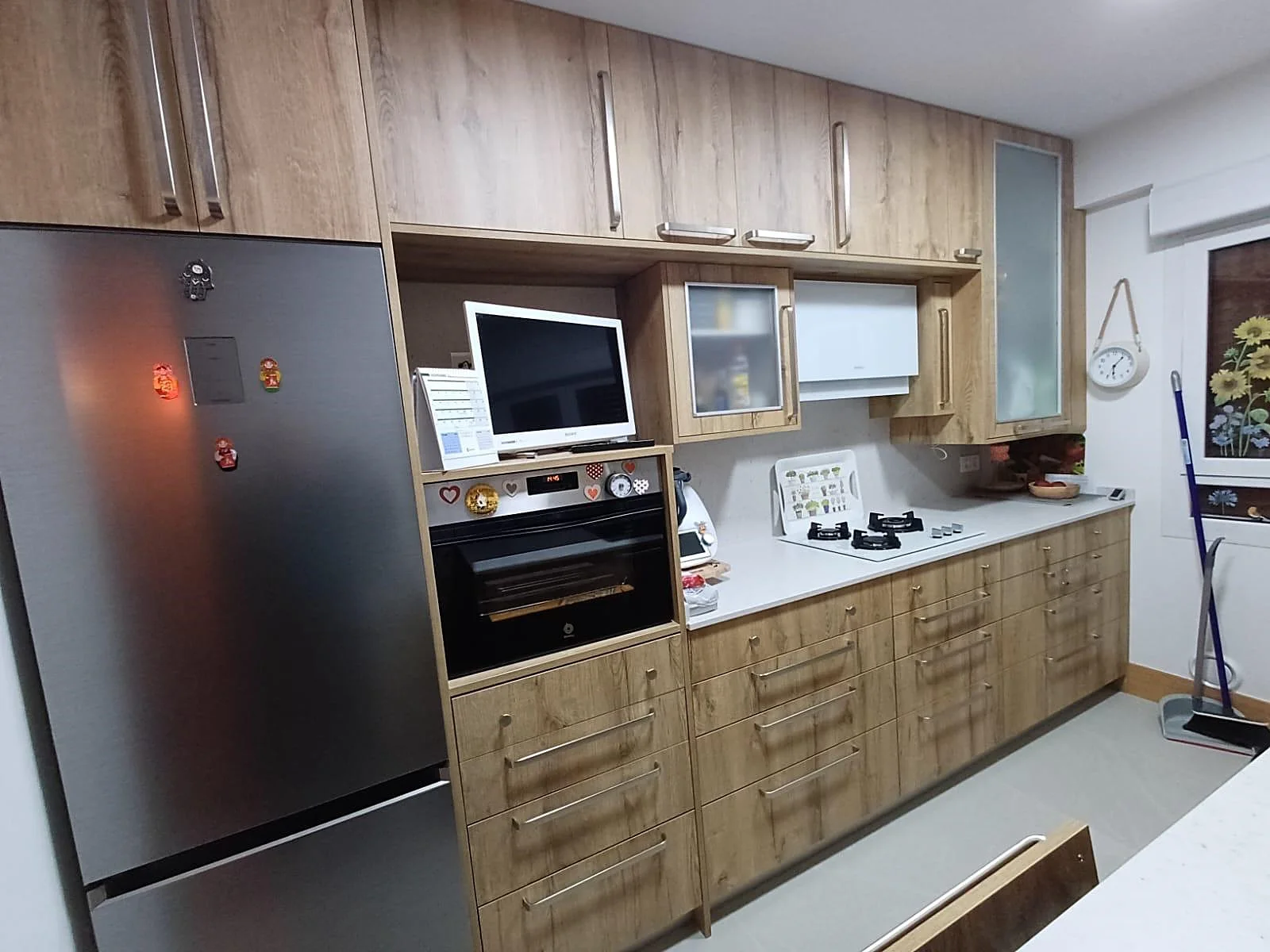 Cocina de madera a medida terminada, con columna de horno