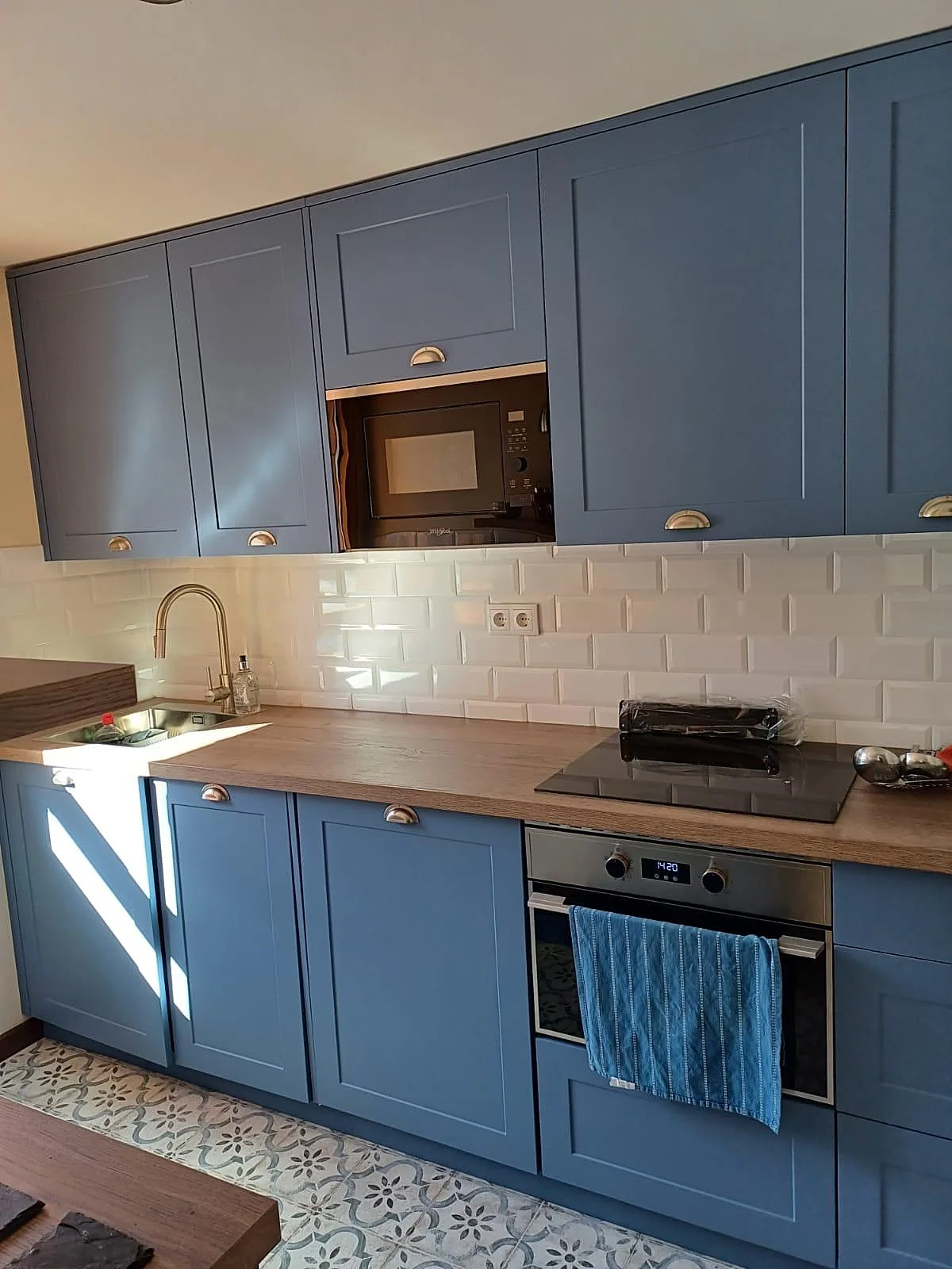 Cocina a medida en azul y madera