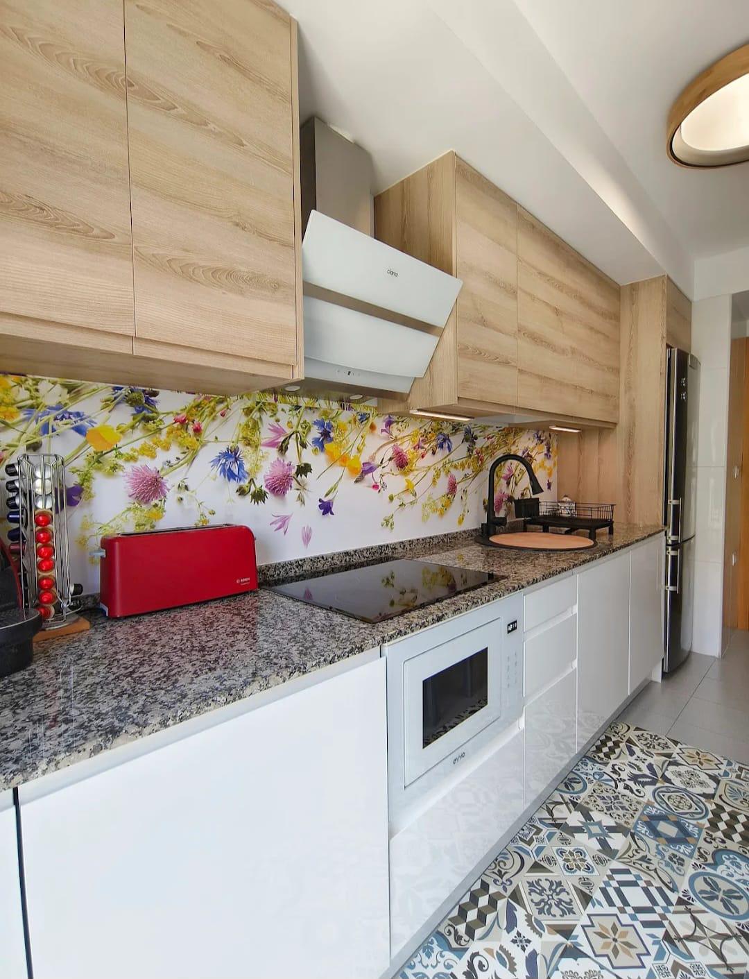 Cocina en blanco y madera con frente floral