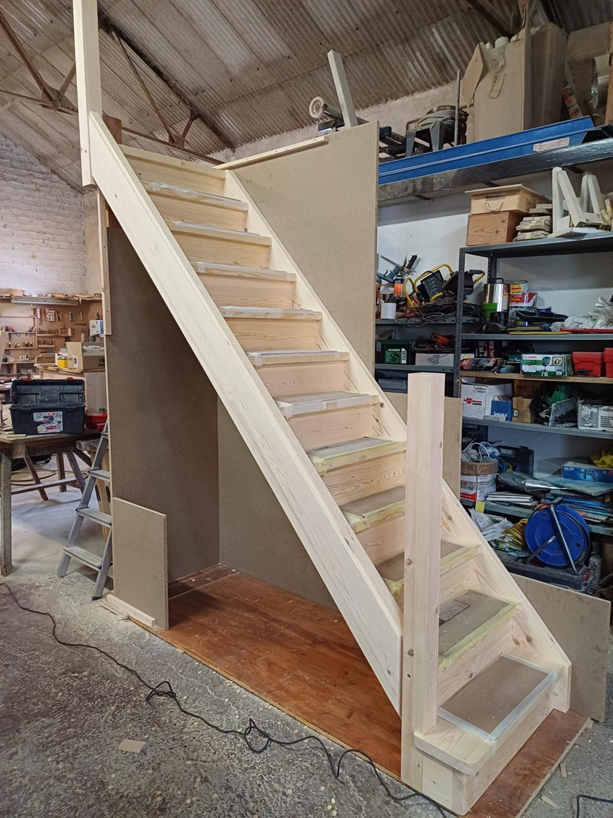 Escalera de madera a medida recién fabricada en el taller