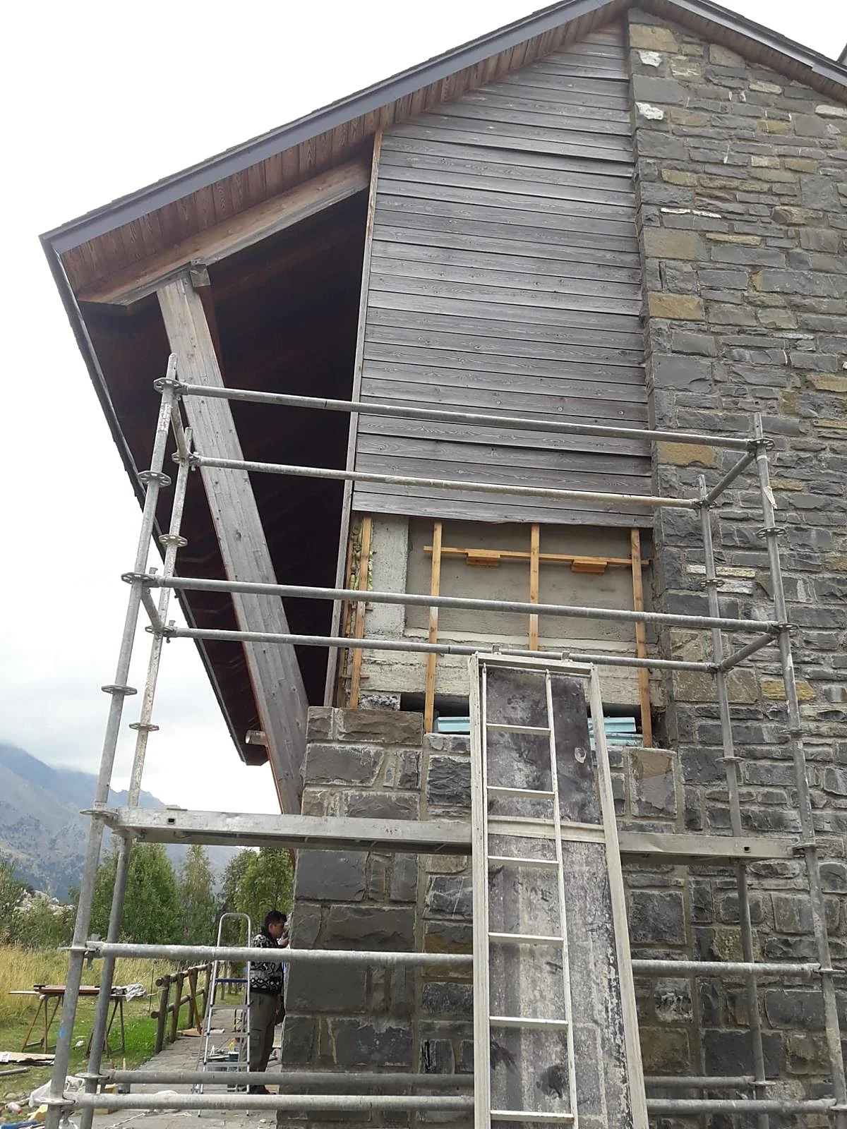 Fachada con el revestimiento de madera antiguo, envejecido, durante la obra