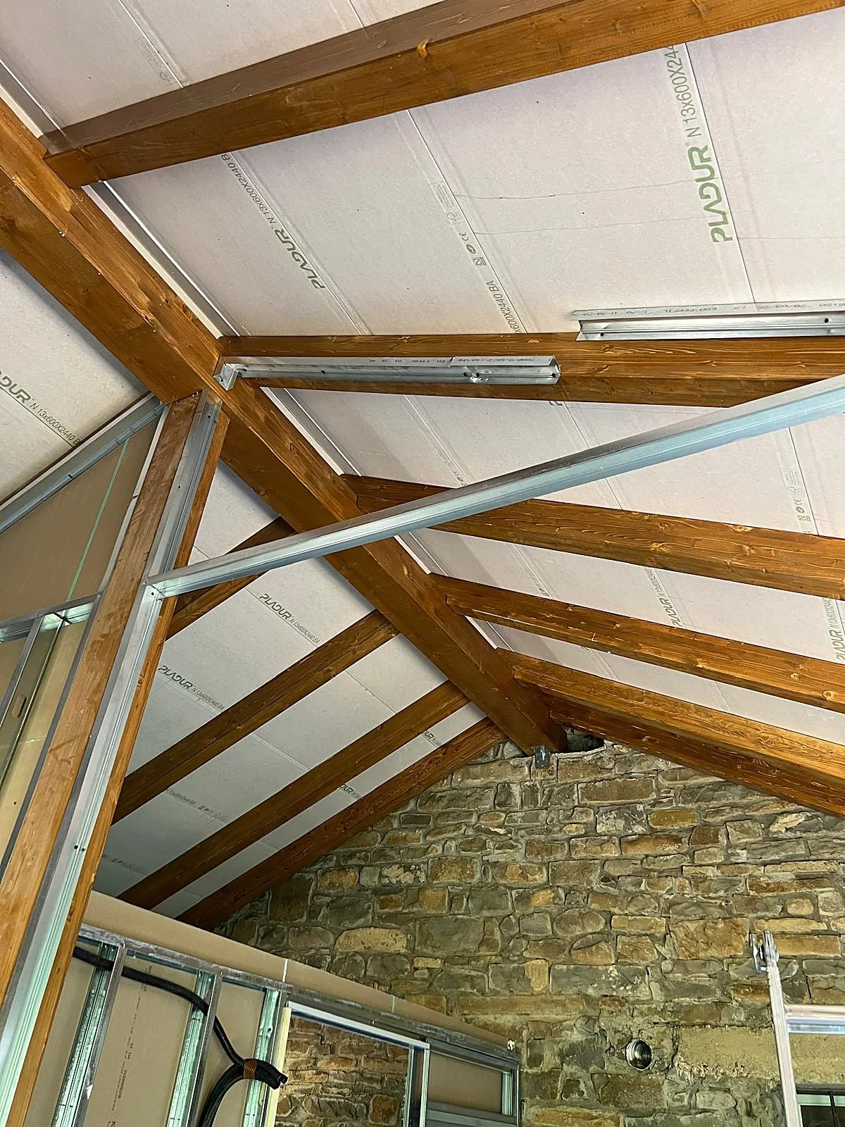 Estructura de vigas de madera vista, detalle de ensamble