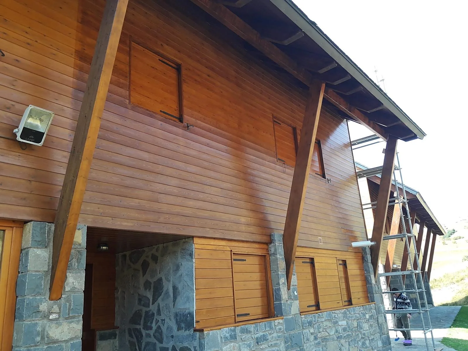 Vivienda del Pirineo reformada con revestimiento de madera