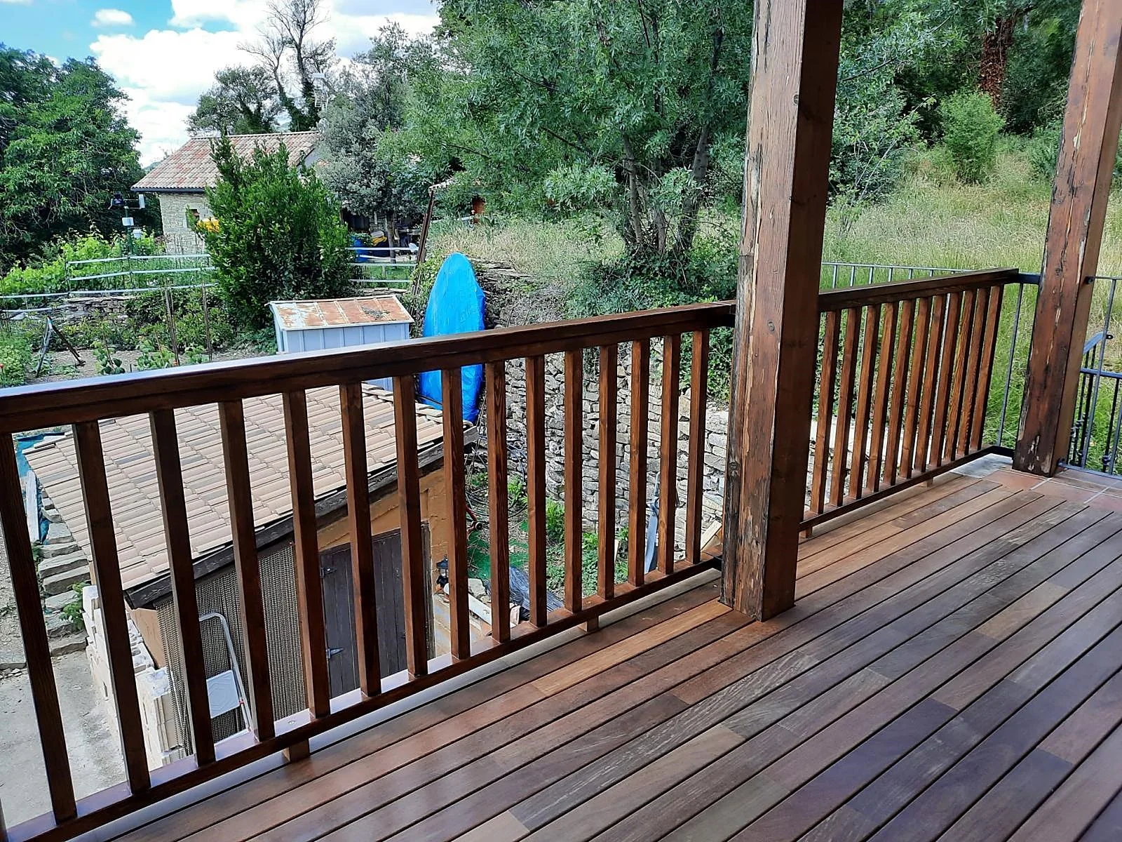 Tarima de madera en una terraza con vistas a la montaña