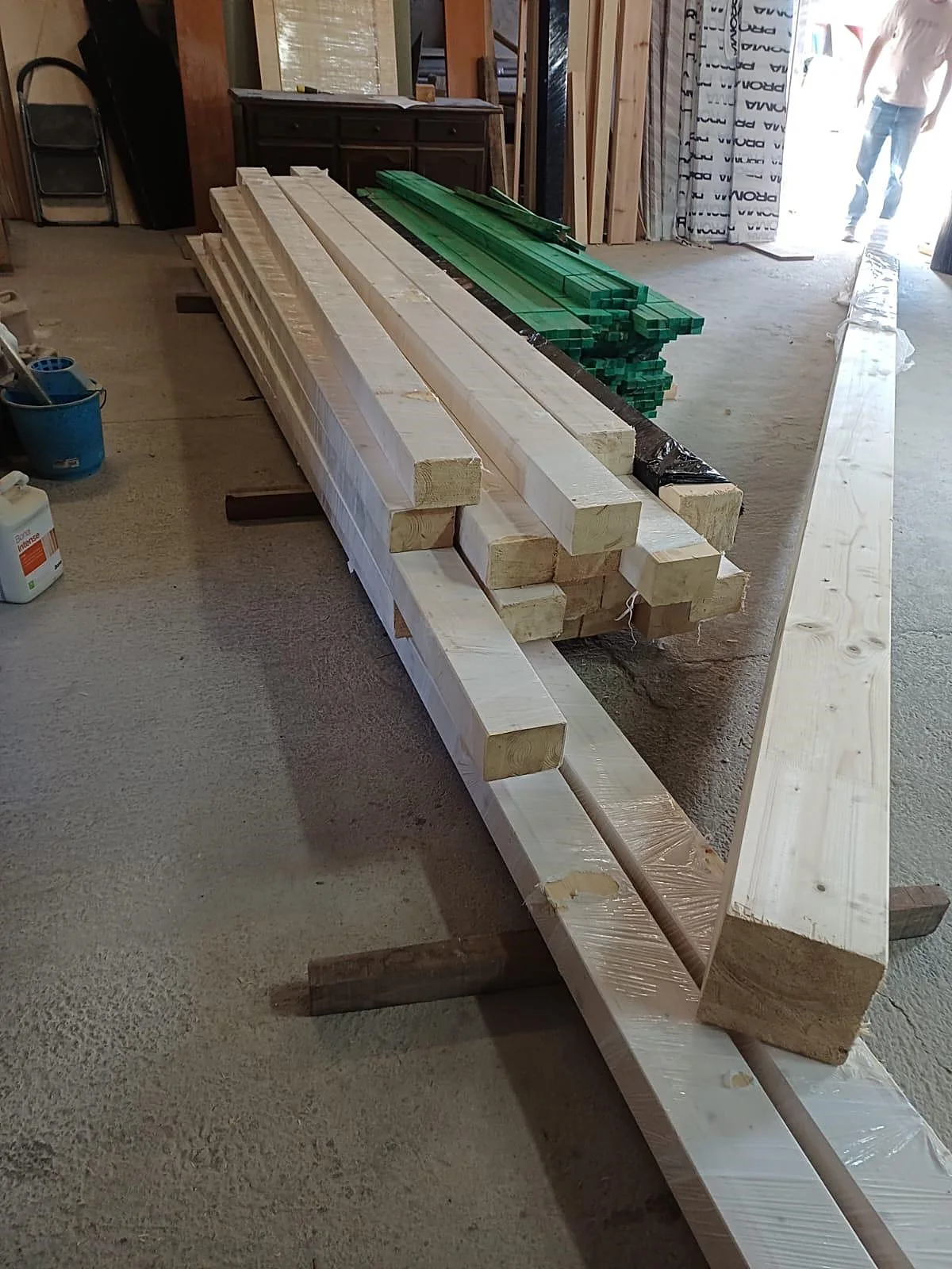 Madera preparada en el taller para el montaje de una obra