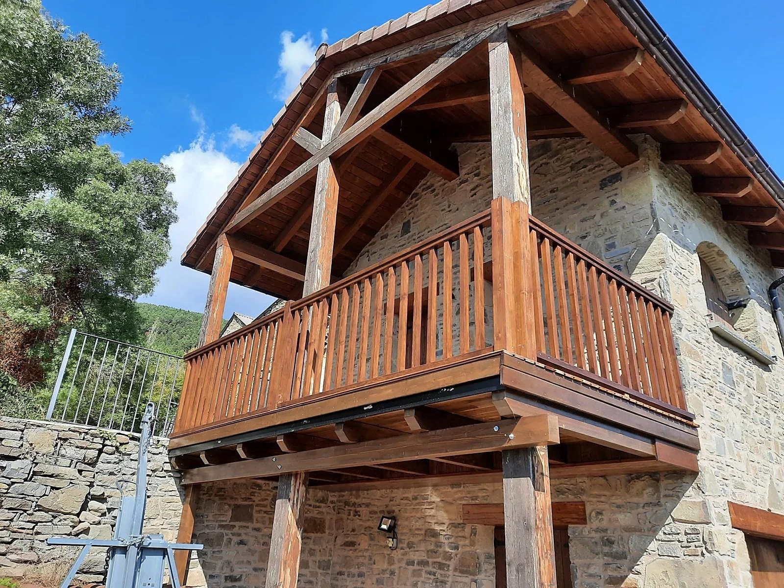 Balconada de madera y piedra en una vivienda del Pirineo Aragonés
