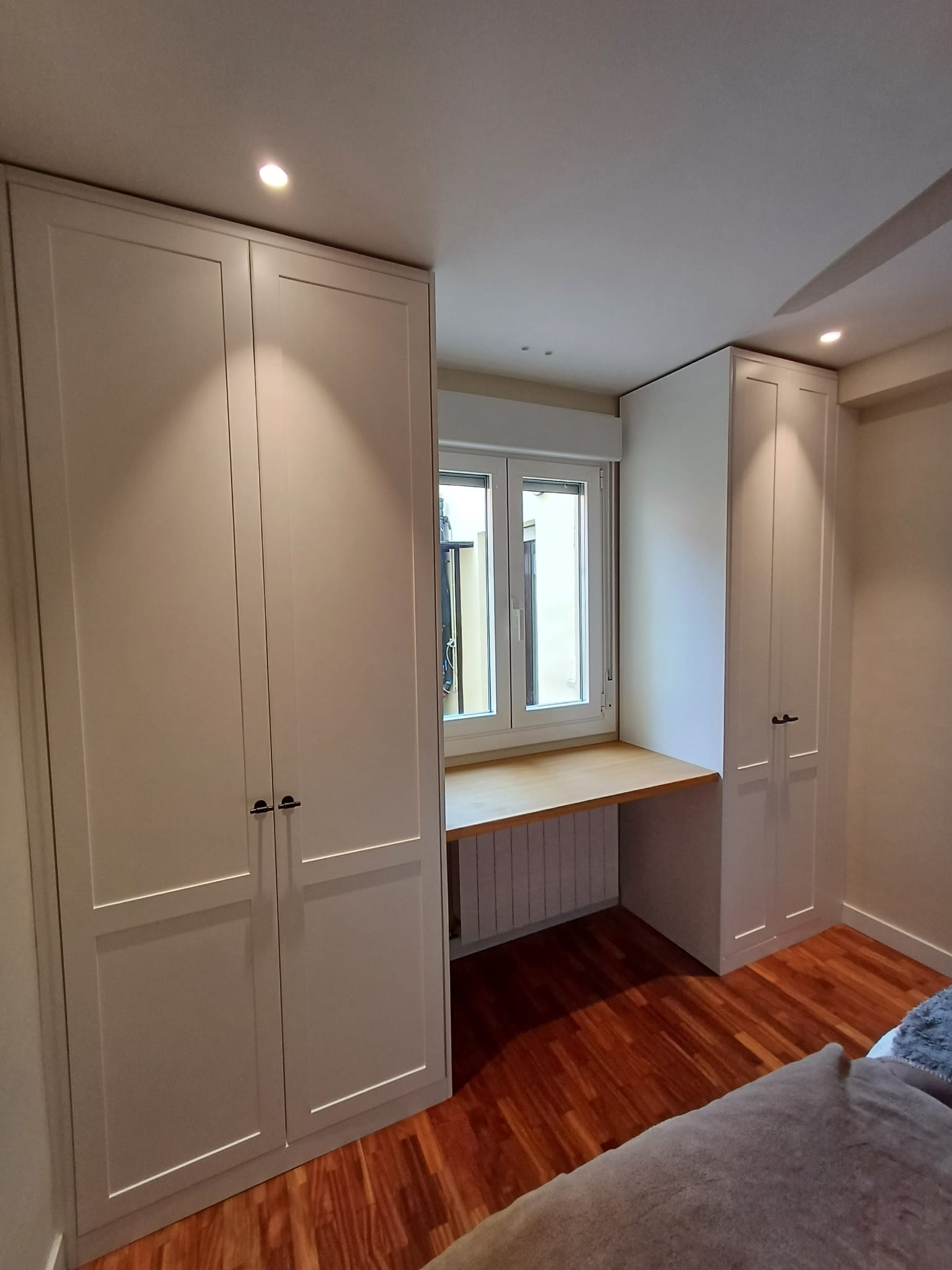Dormitorio reformado como proyecto integral: armarios empotrados y escritorio a medida