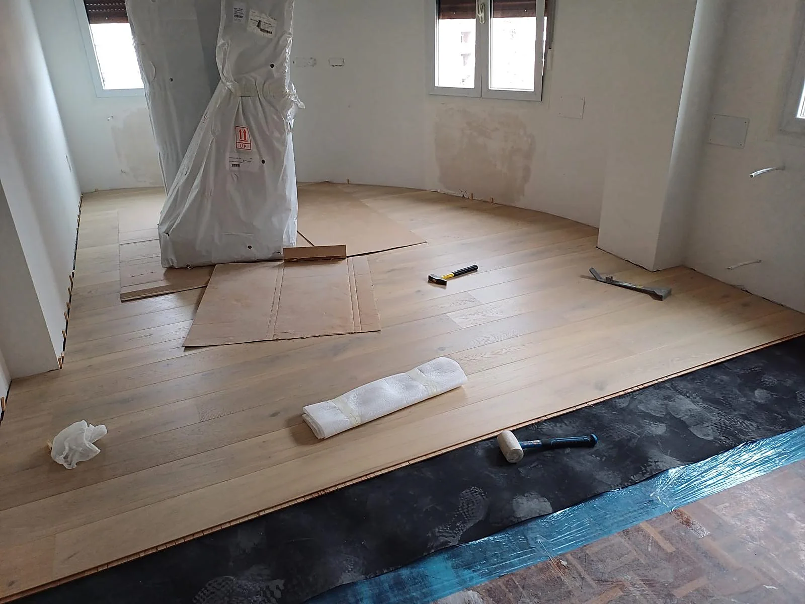 Suelo de madera durante la instalación en una vivienda