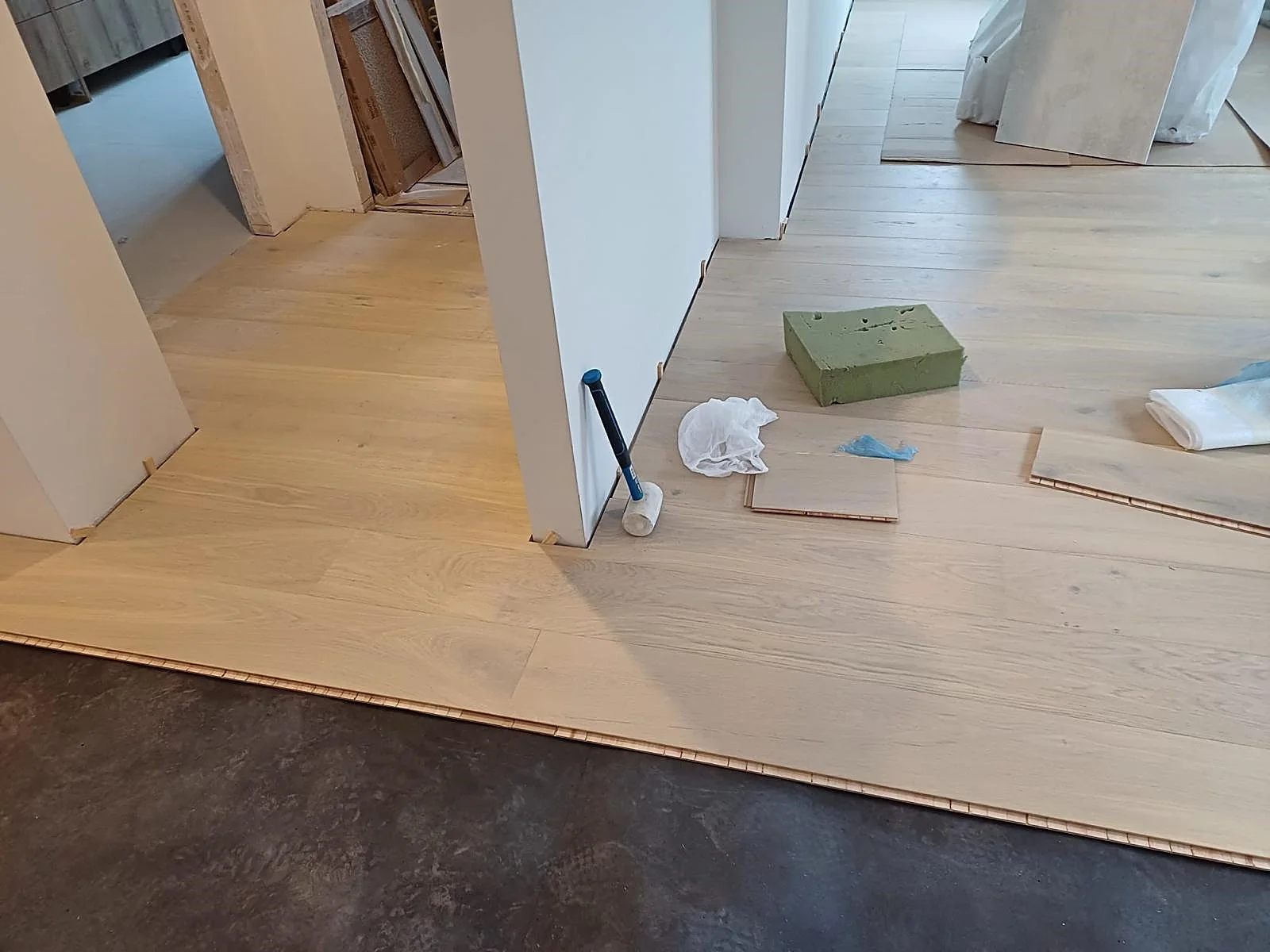Suelo de madera instalado en una vivienda