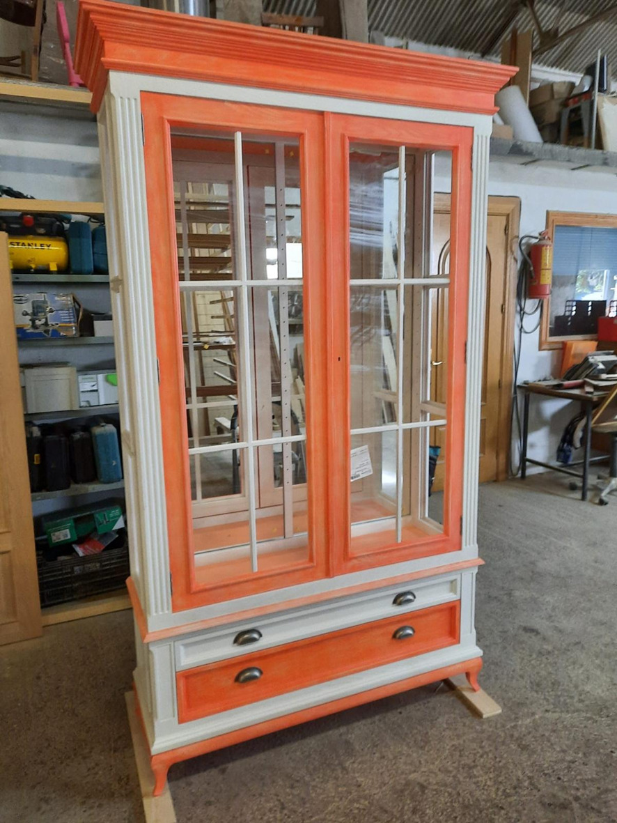 Vitrina a medida lacada en naranja y blanco roto, fabricada en el taller